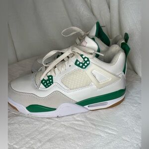 Women’s Nike sb air Jordan 4 pine green and white size 8